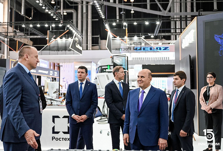 Михаил Мишустин осмотрел инновационный тяговый трансформатор на стенде «Интер РАО – Машиностроение» 2